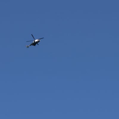 etsintäoperaatio Raippaluodon sillan kupeessa. Helikopteri