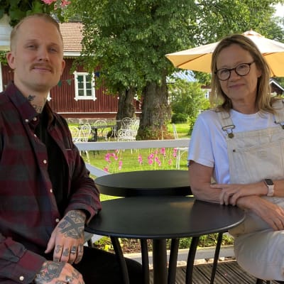 Visa Tuovinen ja Petra Karjalainen Pulsan aseman paviljongissa Lappeenrannassa.