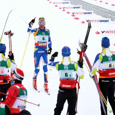 Ville Nousiainen tulee maaliin Liberecin MM-kisojen viestissä. Suomen joukkue tuulettaa MM-pronssia.
