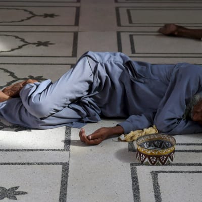 En pakistanier vilar i en moské i Karachi under värmeböljan.