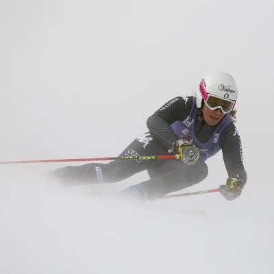 Nadia Fanchini åker storslalom i blåsiga förhållanden i Frankrike.