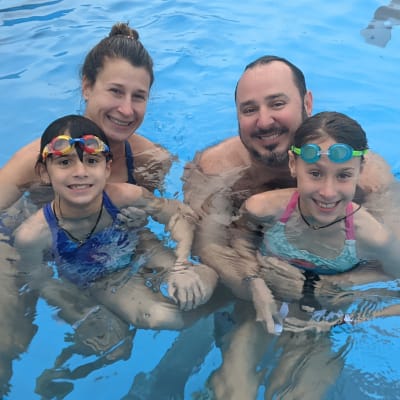 Teksasilainen perhe poseeraa Allas sea poolin altaassa. Äiti Melissa Bruni ja isä Jeremiah Bruni ja lapset Quinn ja Ila.