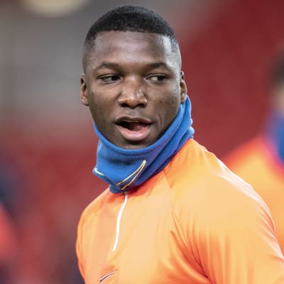 Moises Caicedo på uppvärmning.
