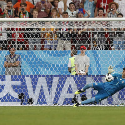 Iranilaismaalivahti torjuu Ronaldon rangaistuspotkun