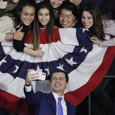 Pete Buutigieg tillsammans med anhängare i Des Moines, Iowa