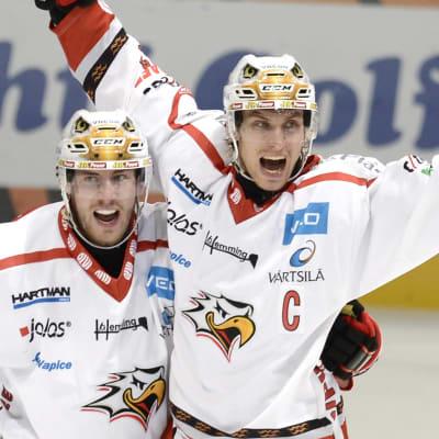 Lassi Kokkala och Erik Riska firar mål.