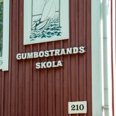 Gumbostrand skolas röda fasad.