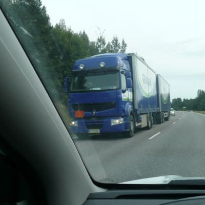 Långtradare genom vindruta