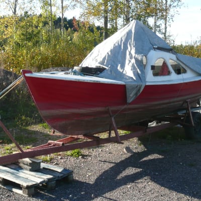 Båt i vinterförvar i Sakta Farten i Borgå