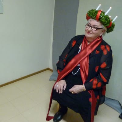 Lilja Sara Lotta Kasin kuvattavana vaasalaisten Lucia-mummo 2014 -tempauksessa.