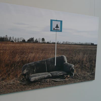 Benjam Pöntisen "Lepopaikka" on yksi hänen kantaaottavista kuvistaan.