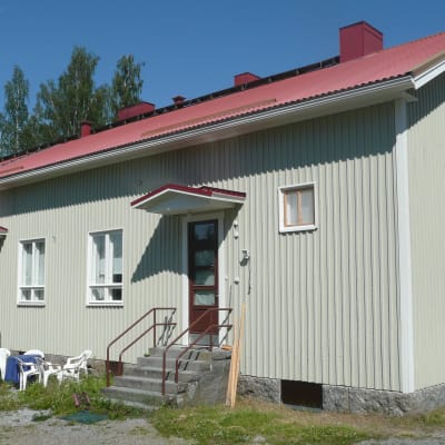 Kyläyhdistyksen kunnostama koulu Sastamalan Lantulassa.
