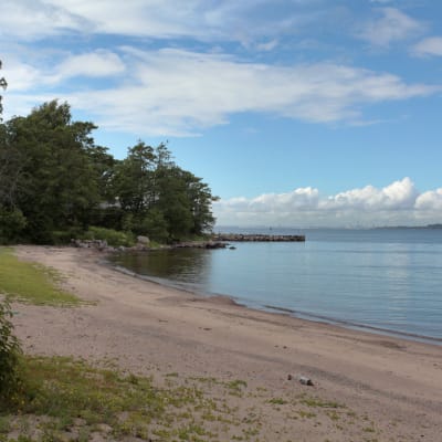 Sotilaskäytössä olleen Isosaaren hiekkarannalta avautuu näkymä Helsinkiin. Isosaari sijaitsee Santahaminasta suoraan etelään.