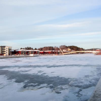 Bild på Borgå å som fått is på sig