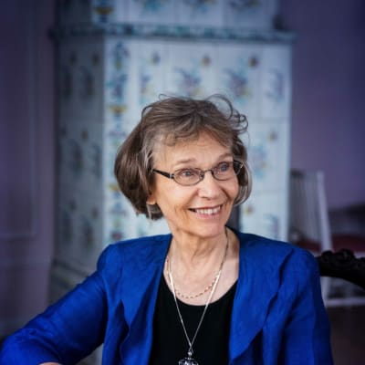 Författaren Ulla-Lena Lundberg i Diktarhemmet i Borgå.