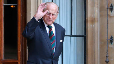 Prins Philip höjer handen i en vinkning. Bilden är tagen i juli 2020.