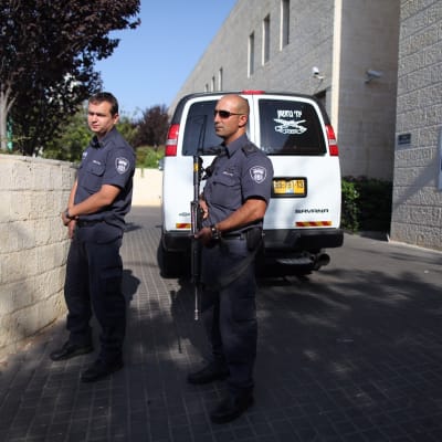 Poliser utanför domstolen i Petah Tikva, Israel.