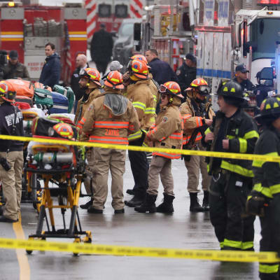 Räddningspersonal på plats på gatan i New York.