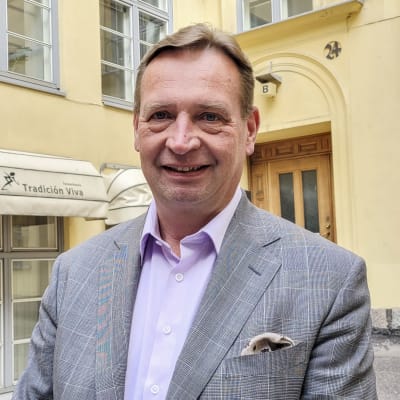 Petri Virolainen, Varsinais_Suomen sairaanhoitopiirin johtaja katsoo kameraan.