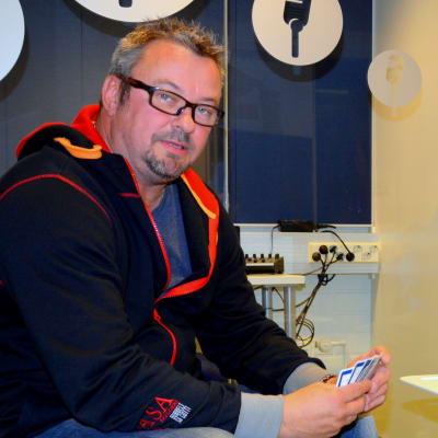 Jan Svanlund och Kent Rönn spelar pidro.