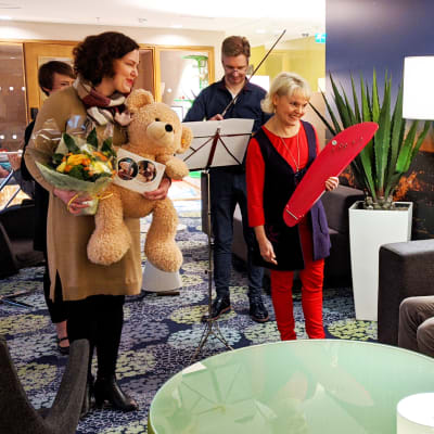 Vastasyntyneen perhe sai kuulla musiikkiesityksen HUS:in perhepesähotellissa.