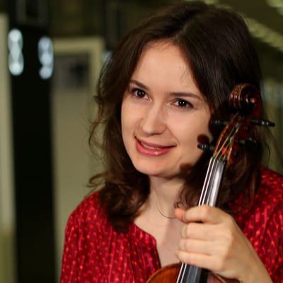 Viulutaiteilija Patricia Kopatchinskaja soittaa RSOn konsertissa