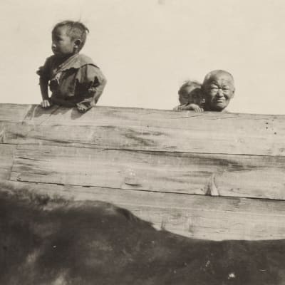 Sojotgumma och barn vid Lapatina 16.7. 1917.