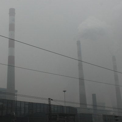 Otaliga fabriker smutsar ständigt ner den redan hälsovådligt förorenade luften i norra Kina. Hittills har företagen straffats bara med böter som är så låga att de inte svider.