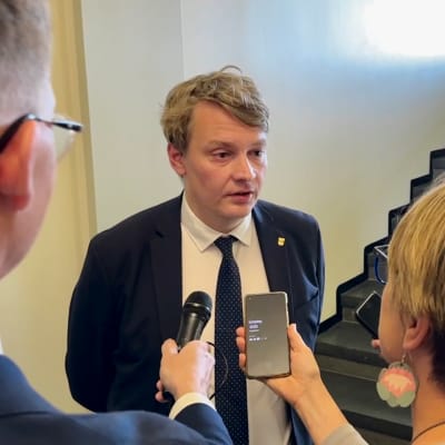 Otto Andersson ger intervjuer i en korridor i riksdagen.