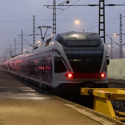 Två tåg står på perrongen vid Helsingfors järnvägsstation.