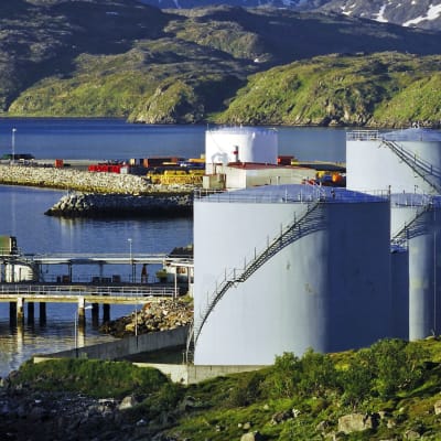 Oljecisterner nära Hammerfest i Norge. I bakgrunden norsk landskap.