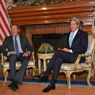 Utrikesministrarna Sergej Lavrov och John Kerry under ett möte i Rom i december 2014.