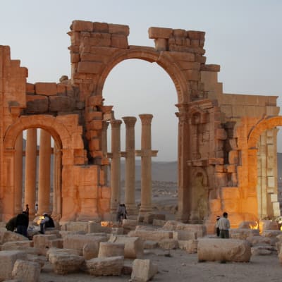 Jihadisterna har förstört flera berömda fornminnesmärkeni Palmyra, bland dem den antika Triumfbågen.