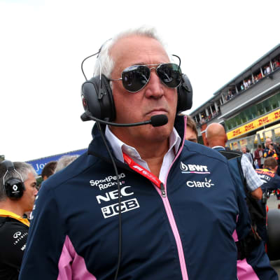 Lawrence Stroll går mellan F1-bilar.