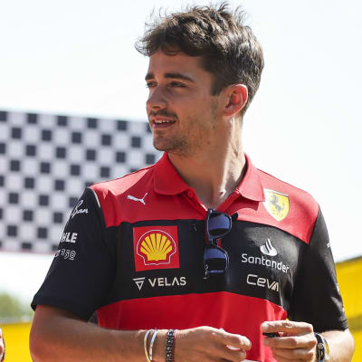 Carlos Sainz och Charles Leclerc är ute på en promenad.
