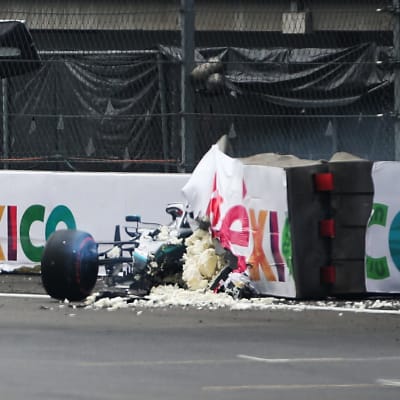 Valtteri Bottas i en demolerad formel 1-bil.