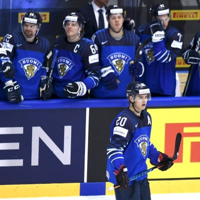 Finländarna firar efter segern över USA i ishockey-VM 2018.