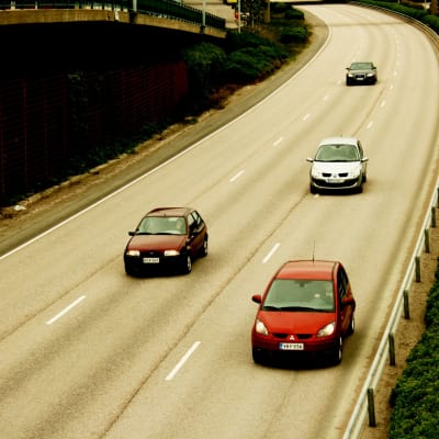 Flera bilar på en motorväg