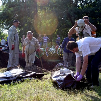 Lik bärgas från en massgrav i Slovjansk i östra Ukraina.