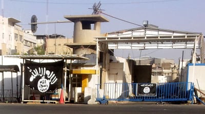 Islamiska statens svarta flagga i norra Irak.