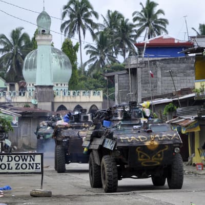 Armén använder specialenheter i bepansrade fordon i striderna inne i Marawi som hade över 200 000 invnare