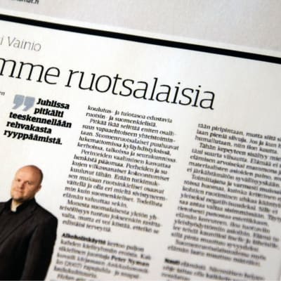 Ledarstick i Savon Sanomat uppmanar alla att leva som finlandssvenskar
