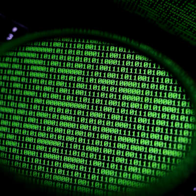 En spegel reflekterar binär kod från en datorskärm