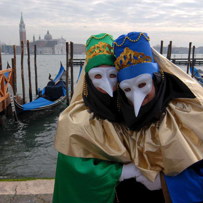 Två maskerade personer under karnevalen i Venedig. Bilden är från 2007.