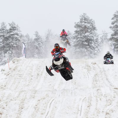 Moottorikelkka ilmalennossa snowcross-kisoissa