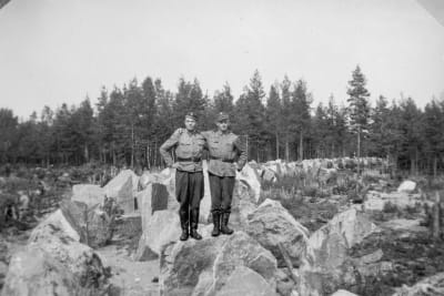 Två soldater vid pansarhindret vid Harparskoglinjen.