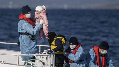 Turkiska kustbevakare räddar migrantfamilj som försökte ta sig över Egeiska havet till Grekland i en gummibåt.