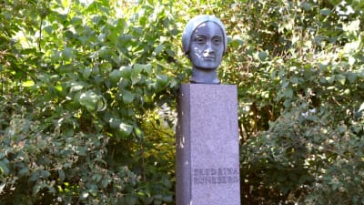 Fredrika Runebergs staty i Borgå