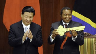 Kikwete får symbolisk nyckel av Xi
