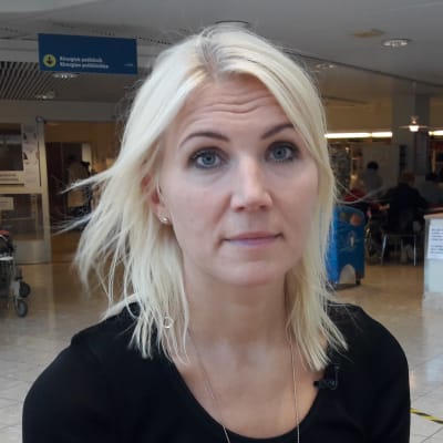 Vasa sjukvårdsdistrikts direktör Marina Kinnunen vid ingången till Vasa centralsjukhus.
